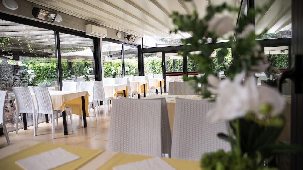 Ih Hotels Milano Eur - Trezzano Sul Naviglio Exteriör bild